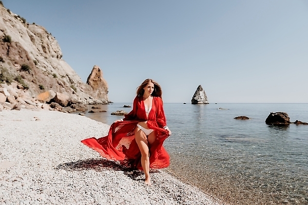 포토 JPG 해외이미지 라이프스타일 여자 행복 바다 여행 자연 하늘 휴가 산 한명 사람 성인 야외 물 파란색 뷰티 여행객 계곡 트래킹 하이킹 추위 자유 정상 셀프카메라 나눔 수평선 해외202310 해외포토 자연요소 1 감정 컬러 컨셉 레저 생활 사진촬영 생태계 파일형식