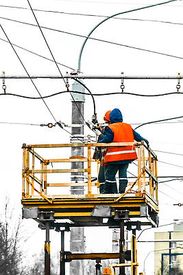 포토 JPG 해외이미지 직업 산업 선 하늘 노동자 안전 사람 사람없음 파란색 탑 힘 장비 에너지 공구 업무 기술자 엔지니어 수리 헬멧 위험 서비스 철사 봉 공학 유지 분배 설치 전압 조작 철강 배선 해외202310 해외포토 건축물 교육 컬러 컨셉 한자 도구 작업 보호장비 파일형식