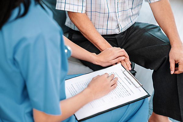 포토 JPG 해외이미지 여자 노년 남자 행복 병원 동양인 성인 두명 옆모습 건강관리 손잡기 환자 간호사 하반신 보고서 서류판 해외202310 해외포토 감정 뷰포인트 의학 모션 건강 관리 사람 인종 사무용품 의료진 파일형식