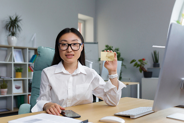 포토 JPG 해외이미지 응시 여자 화분 안경 화초 의자 책장 한명 들기 앉기 상반신 성인 앞모습 스마트폰 사무실 모니터 키보드 마우스 신용카드 스마트 책상 성인여자한명만 해외202310 해외포토 식물 1 시선 잡화 뷰포인트 가구 컨셉 비즈니스 모션 사람 금융 핸드폰 스마트기기 컴퓨터 컴퓨터용품 여자한명만 성인여자만 파일형식