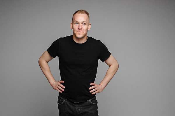 포토 JPG 해외이미지 백인 1 라이프스타일 응시 남자 행복 백그라운드 티셔츠 짧은머리 실내 표정 대화 한명 금발 검은색 놀람 기쁨 회색 질문 흥분 해외202310 해외포토 서양인 헤어스타일 시선 감정 컬러 셔츠 말하기 사람 내부 생활 파일형식