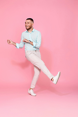 포토 JPG 해외이미지 모델 학생 라이프스타일 응시 남자 행복 안경 분홍색 컬러 여행 백그라운드 셔츠 휴가 휴식 한명 파란색 갈색 파티 유행 여행객 기쁨 댄서 추위 흰색 춤 최고 긍정 펑키 주말 파스텔톤 스타일 힙스터 해외202310 해외포토 직업 1 시선 잡화 패션 감정 컨셉 상의 문화예술 사람 이벤트 생활 파일형식