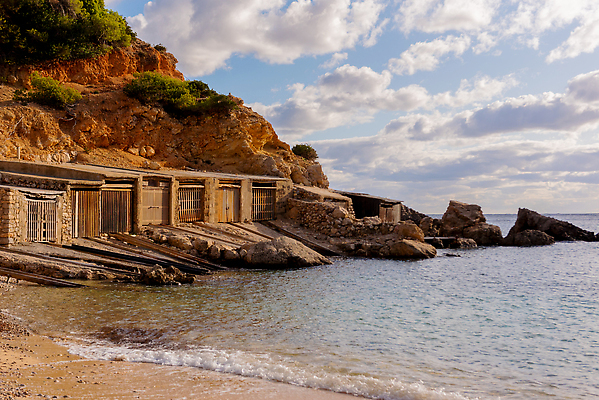 포토 JPG 해외이미지 나무 모래 바다 섬 여행 자연 하늘 휴가 산 파노라마 사람없음 물 파란색 태양 뷰티 환경 흰색 소나무 만 보트 스페인 지중해 언덕 장면 D 터키석 해외202310 해외포토 자연요소 식물 알파벳 유럽 컬러 배_교통 촬영기법 보석 생태계 파일형식