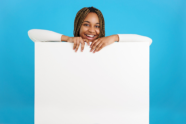 포토 JPG 해외이미지 여자 종이 백그라운드 한명 상반신 성인 앞모습 파란색 기댐 성인여자한명만 카피스페이스 해외202310 해외포토 1 뷰포인트 컬러 모션 사람 공백 여자한명만 성인여자만 파일형식