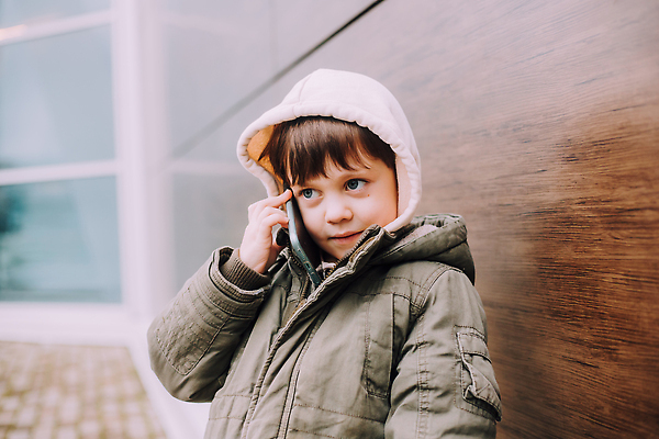 포토 JPG 해외이미지 백인 모델 1 학생 라이프스타일 손 응시 남자 행복 백그라운드 인터넷 비즈니스 배낭 통신 모바일 거리 세포 한명 미소 사람 앉기 소년 성인 야외 파란색 스마트폰 핸드폰 유행 봄 잡기 도시 메시지 스마트 해외202310 해외포토 서양인 시선 계절 감정 어린이 컬러 컨셉 가방 모션 표정 생활 신체부위 전자제품 스마트기기 파일형식