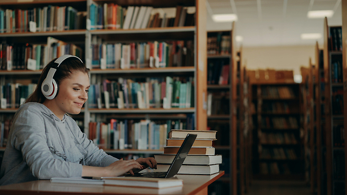 포토 JPG 해외이미지 백인 학생 여자 교육 행복 음악 학교 탁자 한명 앉기 성인 10대 책 노트북 학습 컴퓨터 독서 뷰티 헤드폰 공책 듣기 시험 정보 타이핑 기록 도서관 무선전화기 스마트 책상 대학교 문학 해외202310 해외포토 서양인 1 감정 음향기기 가구 컨셉 모션 청소년 문화예술 문구용품 사람 전자제품 전화기 파일형식
