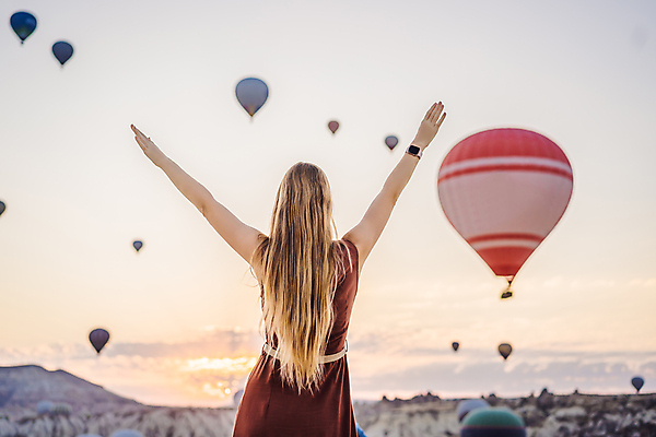 포토 JPG 해외이미지 여자 여행 팔벌리기 한명 상반신 성인 야외 뒷모습 일몰 로맨틱 성인여자한명만 튀르키예 해외202310 해외포토 1 아시아 뷰포인트 컨셉 모션 사람 노을 여자한명만 성인여자만 파일형식
