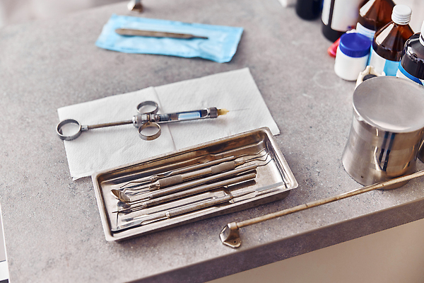 포토 JPG 해외이미지 백인 모델 직업 여자 안경 얼굴 건강 치과 병원 사람 성인 두명 치료 파란색 빛 뷰티 약 화장품 장비 환자 의사 흰색 램프 업무 입 치아 보호 피부 치과의사 순서 돌봄 미백 위생관리 자외선 치아교정 해외202310 해외포토 서양인 잡화 컬러 컨셉 의학 모션 조명 관리 신체부위 의료진 작업 소화기관 교정 파일형식