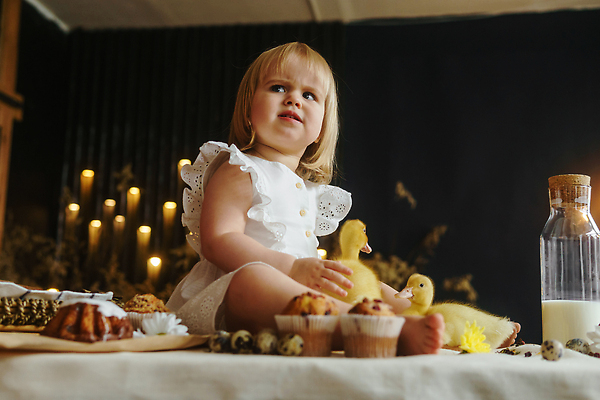 포토 JPG 해외이미지 동물 전통 드레스 꽃 행복 감정 어린이 컨셉 놀이 탁자 부활절 주택 기념 한명 미소 앉기 소녀 이벤트 내부 노란색 주방 치킨 놀람 봄 우정 기쁨 방 시골 축하 아기 컵케이크 솜털 메추리 수유 해외202310 해외포토 식물 1 옷 계절 여자 기념일 컬러 가구 모션 표정 사람 건물 친구 케이크 닭고기요리 파일형식