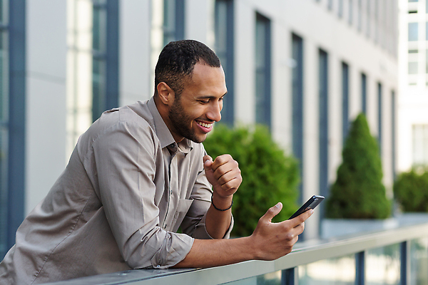 포토 JPG 해외이미지 직업 응시 남자 행복 셔츠 비즈니스 중동 놀이 성공 모바일 거리 기념 한명 사람 야외 스마트폰 핸드폰 사무실 독서 세일 기쁨 도시 비즈니스맨 메시지 뉴스 도박 가격 이슬람교 인도인 사이버 상패 흥분 히스패닉 승진 골 승자 필승 튀르키예 해외202310 해외포토 외국인 1 시선 감정 나라 아시아 종교 컨셉 상의 동양인 전자제품 스마트기기 우승 직장인 상_우승 파일형식