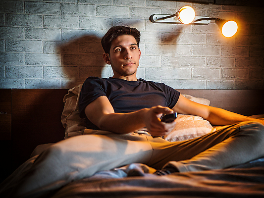 포토 JPG 해외이미지 백인 1 라이프스타일 남자 휴식 주택 실내 한명 사람 앉기 성인 텔레비전 침실 방 흰색 침대 관찰 잡기 리모컨 손목시계 멀리 거짓말 제어 해외202310 해외포토 서양인 시계 컬러 가구 컨셉 장신구 모션 내부 건물 생활 전자제품 파일형식