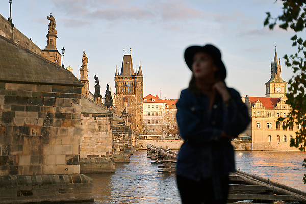 포토 JPG 해외이미지 백인 모델 모자 라이프스타일 손 여자 실루엣 유럽 여행 백그라운드 건축양식 하늘 미술 한명 성인 강 뷰티 유행 여행객 검은색 일몰 수확 가을 도시 화려 클래식 고급 우아함 복고 체코 프라하 고딕 공화국 스타일 해외202310 해외포토 서양인 1 잡화 계절 건축 나라 컬러 컨셉 농업 문화예술 촬영기법 사람 생활 신체부위 노을 파일형식