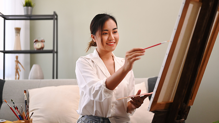 포토 JPG 해외이미지 여자 쿠션 선반 미술 한명 동양인 상반신 성인 소파 붓 그리기 팔레트 그림 캔버스 성인여자한명만 해외202310 해외포토 1 가구 의자 모션 문화예술 사람 인종 여자한명만 성인여자만 파일형식