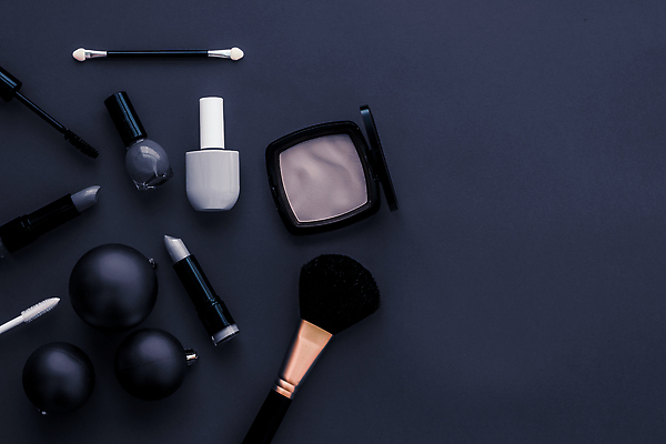 포토 JPG 해외이미지 사람없음 하이앵글 화장품 남색 오브젝트 매니큐어 메이크업브러쉬 오너먼트 카피스페이스 해외202310 해외포토 뷰포인트 컬러 크리스마스장식 뷰티 공백 붓 파일형식