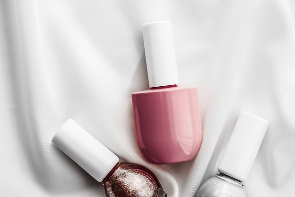 포토 JPG 해외이미지 분홍색 백그라운드 사람없음 우아함 흰배경 매니큐어 구김 카피스페이스 해외포토 컬러 컨셉 모션 화장품 공백 흰색 파일형식