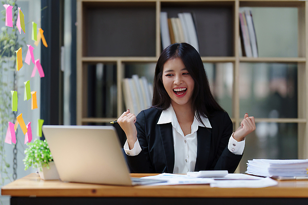 포토 JPG 해외이미지 직업 학생 라이프스타일 여자 행복 백그라운드 비즈니스 사업가 성공 주택 기념 실내 한명 사람 앉기 성인 노트북 컴퓨터 사무실 뷰티 기쁨 업무 비즈니스우먼 뉴스 종업원 사이버 흥분 긍정 재택근무 온라인 골 승자 필승 카피스페이스 해외202310 해외포토 1 감정 컨셉 모션 내부 건물 생활 전자제품 공백 우승 작업 직장인 파일형식