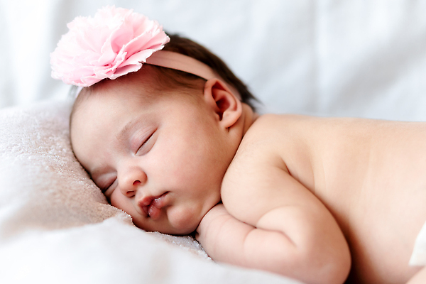 포토 JPG 해외이미지 여자 한명 눕기 귀여움 눈감음 이불 침대 아기 신생아 머리띠 낮잠 여자아기한명만 해외202310 해외포토 1 가구 컨셉 장신구 침구 모션 사람 잠 여자한명만 여자아기만 파일형식