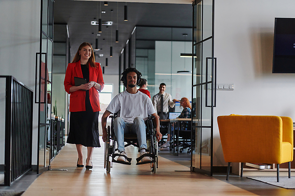 포토 JPG 해외이미지 전신 여자 남자 함께함 여러명 성인 앞모습 울타리 소파 태블릿 사무실 문 텔레비전 직장인 장애인 동료 휠체어 성인만 해외202310 해외포토 직업 뷰포인트 다수 컨셉 의자 비즈니스 관계 사람 전자제품 스마트기기 담장 장애 파일형식