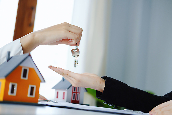 포토 JPG 해외이미지 손 비즈니스 열쇠 부동산 주택 들기 신체부위 모형 거래 중개인 주기 해외202310 해외포토 직업 모션 사람 건물 재산 파일형식