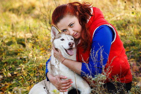 포토 JPG 해외이미지 식물 동물 1 여자 감정 새끼 컬러 백그라운드 포유류 포옹 털 한명 야외 빛 햇빛 노란색 환경 우정 기쁨 흰색 개 숲 깃털 호기심 리더 솜털 송곳니 기르기 유래 순혈 해외202310 해외포토 컨셉 안기 사람 친구 태양 치아 돌봄 파일형식