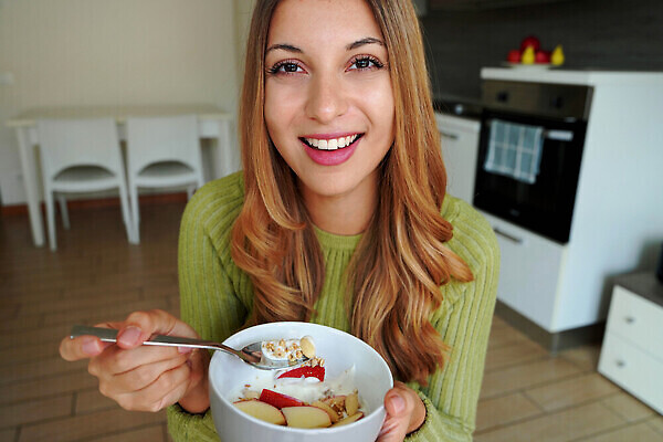 포토 JPG 해외이미지 백인 응시 행복 얼굴 음식 조각 다이어트 과일 청소년 딸기 아침 주택 실내 건강 한명 미소 컵 뷰티 주방 숟가락 식사 우유 신선 잡기 사발 아침식사 사과 시리얼 먹기 아몬드 히스패닉 요거트 내추럴 뮤즐리 오트밀 채식주의자 브라질사람 그래놀라 해외202310 해외포토 주간 서양인 1 식기 시선 감정 모션 유제품 수저 표정 사람 내부 건물 신체부위 견과류 사기그릇 채식 파일형식 귀리