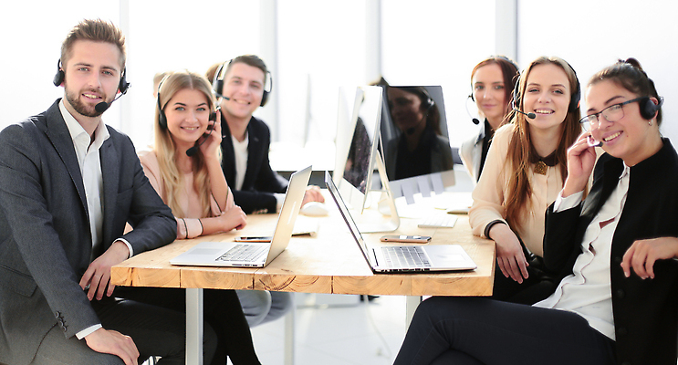 포토 JPG 해외이미지 직업 여자 남자 비즈니스 통신 노동자 직장 실내 대화 사람 앉기 여러명 컴퓨터 사무실 헤드폰 업무 작업 그룹 센터 종업원 중개인 전화기 책상 동료 마이크 직원 서비스 컨설턴트 바쁨 전자 텔레마케팅 부름 온라인 운영자 지원 헬프 해외202310 해외포토 음향기기 가구 다수 회사 관계 모션 말하기 내부 전자제품 도움 전문직 서비스업 상담 파일형식