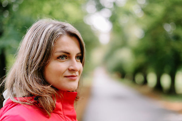 포토 JPG 해외이미지 백인 모델 1 라이프스타일 응시 계절 공원 여자 행복 유럽 얼굴 백그라운드 자연 거리 갈색머리 한명 사람 성인 야외 10대 금발 뷰티 유행 닫기 스웨터 밀짚 내추럴 해외202310 해외포토 서양인 헤어스타일 시선 공공시설 감정 나라 상의 모션 청소년 생활 신체부위 짚 생태계 파일형식