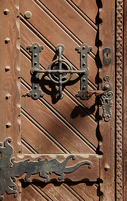 포토 JPG 해외이미지 건축양식 출입구 손잡이 사람없음 건물 목재 문 금속 수확 골동품 화려 중세 역사 철 묘사 대문 정문 해외202310 해외포토 나무 건축물 건축 컨셉 농업 재료 재질 파일형식