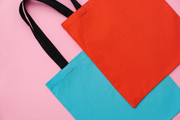 포토 JPG 해외이미지 사람없음 빨간색 파란색 겹침 에코백 카피스페이스 분홍색배경 해외202310 해외포토 분홍색 컬러 백그라운드 가방 공백 에코 파일형식