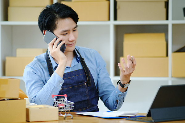 포토 JPG 해외이미지 남자 실내 한명 동양인 상반신 성인 스마트폰 태블릿 쌓기 쇼핑카 택배 통화 택배상자 박스포장 온라인쇼핑몰 성인남자한명만 해외202310 해외포토 1 포장 모션 사람 인종 내부 전자제품 핸드폰 스마트기기 쇼핑 상자 카트 운송업 쇼핑몰 온라인 남자한명만 성인남자만 파일형식