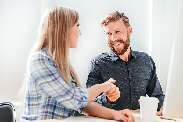 포토 JPG 해외이미지 직업 커피 인터넷 비즈니스 통신 관계 협력 설계 악수 아이디어 직장 함께함 사람 앉기 두명 컴퓨터 사무실 자료 정보 비즈니스맨 계획 연결 토론 종업원 책상 동료 경영자 온라인 청사진 해결 분석가 주목 프로젝트 콜라보레이션 해외202310 해외포토 남자 음료 가구 컨셉 회사 모션 손짓 전자제품 직장인 리더 파일형식