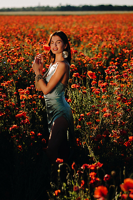 포토 JPG 해외이미지 여자 백그라운드 꽃밭 한명 들기 상반신 성인 옆모습 빨간색 눈감음 귀걸이 화려 양귀비 성인여자한명만 해외202310 해외포토 1 꽃 뷰포인트 컬러 컨셉 장신구 모션 사람 여자한명만 성인여자만 파일형식