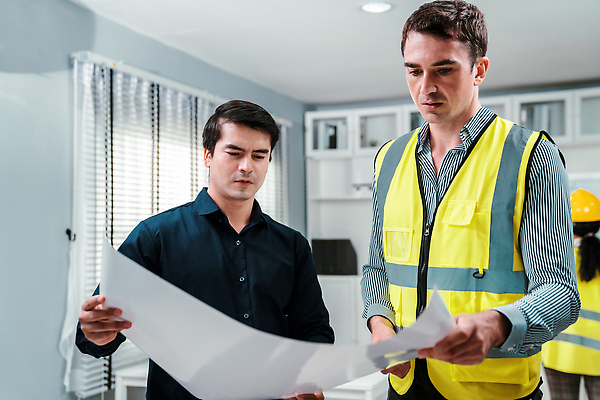 포토 JPG 해외이미지 응시 여자 남자 종이 도안 창문 회의 협력 책장 들기 상반신 성인 옆모습 세명 사무실 블라인드 직장인 엔지니어 화이트보드 안전조끼 성인만 해외202310 해외포토 직업 시선 뷰포인트 가구 비즈니스 모션 사람 커튼 기술자 파일형식