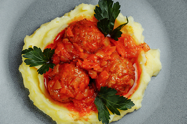 포토 JPG 해외이미지 전통 접시 음식 포크 다이어트 토마토 채소 공 탁자 양파 감자 파슬리 건강 스웨덴 육류 돼지고기 요리 사람없음 빨간색 식사 저녁식사 소고기 튀김 흰색 시골 신선 뜨거움 고명 맛 미트볼 굽기 허브 향신료 냅킨 점심식사 핸드메이드 개조 맛있는 해외202310 해외포토 식물 식기 컬러 가구 컨셉 식재료 북유럽 구이 향미료 파일형식