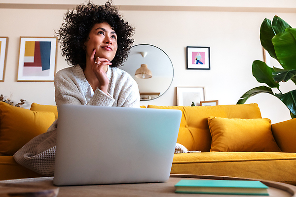 포토 JPG 해외이미지 학생 라이프스타일 여자 교육 행복 인터넷 아파트 주택 아이디어 기술 한명 사람 앉기 성인 노트북 학습 스터디 컴퓨터 소파 검은색 방 표현 업무 호기심 멀리 히스패닉 온라인 리빙 프리랜서 혼자 카피스페이스 밀레니얼 안락 해외202310 해외포토 직업 1 감정 컬러 컨셉 의자 모션 건물 생활 경제 전자제품 공백 작업 파일형식