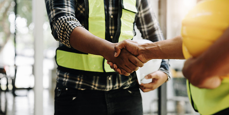 포토 JPG 해외이미지 남자 협력 악수 실내 협상 상반신 성인 두명 앞모습 거래 비즈니스맨 안전모 건축가 고객 계약 건축업자 계약체결 성인남자만 해외202310 해외포토 직업 건축 뷰포인트 비즈니스 사람 손짓 내부 직장인 헬멧 안전장비 남자만 성인만 파일형식