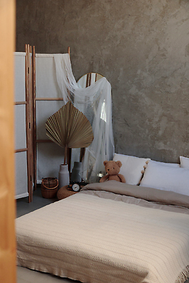 포토 JPG 해외이미지 디자인 포스터 벽 시계 가구 쿠션 베개 침구 아파트 주택 사람없음 내부 목재 책 침실 방 흰색 침대 플랫 담요 초대 해외202310 해외포토 나무 컬러 생활용품 재료 건물 파일형식