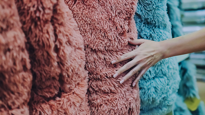 포토 JPG 해외이미지 라이프스타일 디자인 외관 응시 여자 2 가정 베개 침구 새로움 선반 실내 미소 사람 성인 사람없음 내부 쇼핑 세일 상점 흰색 직물 아내 선택 구매 상품 가격 천 고객 검색 긍정 부드러움 시트 소매 패드 스타일 해외202310 해외포토 시선 컬러 가구 컨셉 표정 생활 감각 파일형식