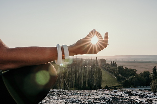 포토 JPG 해외이미지 백인 1 라이프스타일 여자 스포츠 중년 신체 요가 아침 거리 주택 건강 한명 사람 성인 운동복 운동 강사 스트레칭 일몰 방 에너지 매트 반지 숲 날씬함 연습 명상 체육관 에어로빅 레깅스 온라인 리빙 돌봄 필라테스 해외202310 해외포토 주간 서양인 직업 웰빙 옷 장신구 모션 하의 건물 생활 노을 춤 몸매 파일형식