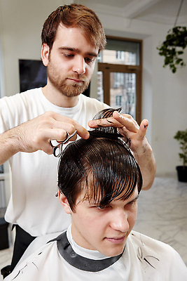 포토 JPG 해외이미지 식물 헤어스타일 응시 남자 앉기 상반신 성인 두명 옆모습 문 장비 젖음 머리빗 망토 미용사 이발 이발소 미용가위 성인남자만 해외202310 해외포토 직업 시선 뷰포인트 모션 가위_도구 사람 미용용품 뷰티샵 남자만 성인만 파일형식