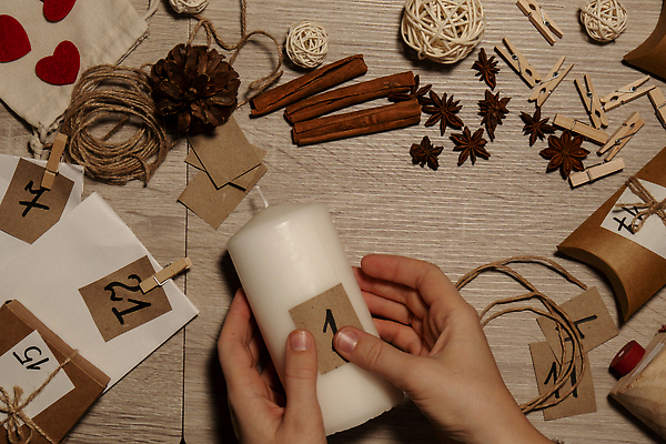 포토 JPG 해외이미지 손 초 공 집게 선물 신체부위 장식 숫자 하트 준비 노끈 DIY 꾸미기 베이지색 시나몬스틱 핸드메이드 나무배경 팔각회향 해외포토 모양 문자 줄 컬러 백그라운드 사람 취미 향신료 시나몬 파일형식