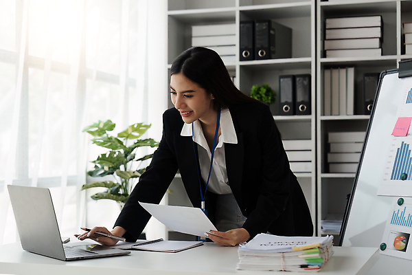 포토 JPG 해외이미지 백인 직업 여자 행복 회사 비즈니스 사업가 통신 성공 설계 직장 한명 사람 앉기 성인 노트북 컴퓨터 사무실 뷰티 업무 작업 비즈니스맨 비즈니스우먼 자신감 종업원 스마트 책상 경영자 긍정 온라인 경영 마케팅 해외202310 해외포토 서양인 1 남자 감정 가구 컨셉 모션 전자제품 직장인 리더 파일형식