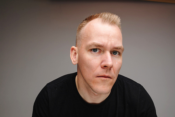 포토 JPG 해외이미지 백인 1 라이프스타일 남자 감정 회색배경 실내 표정 한명 금발 놀람 자르기 충격 혼란 해외202310 해외포토 서양인 헤어스타일 백그라운드 컨셉 모션 사람 내부 생활 회색 파일형식