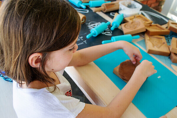 포토 JPG 해외이미지 전통 계절 음식 컬러 백그라운드 크리스마스 벽지 탁자 휴가 디저트 부활절 사탕 두명 장식 갈색 쿠키 케이크 초콜릿 얼음 봄 방 빵집 나뭇가지 축하 바 달콤 맛 4월 설탕 굽기 뿌리기 준비 땅콩 거미 아몬드 모음 반투명 번 카카오 페스츄리 핸드메이드 프로스팅 맛있는 해외202310 해외포토 자연요소 나무 기념일 빵 가구 곤충 컨셉 모션 사람 한글 상점 견과류 날짜 구이 제빵 파일형식