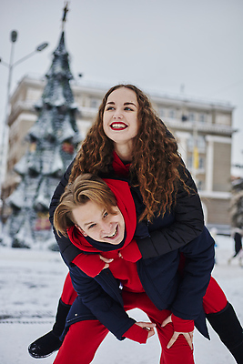 포토 JPG 해외이미지 백인 라이프스타일 커플 여자 남자 행복 겨울 가족 관계 자연 휴가 함께함 사랑 미소 사람 성인 야외 두명 뷰티 기쁨 추위 흰색 숲 해외202310 해외포토 서양인 계절 감정 컬러 컨셉 표정 생활 생태계 파일형식