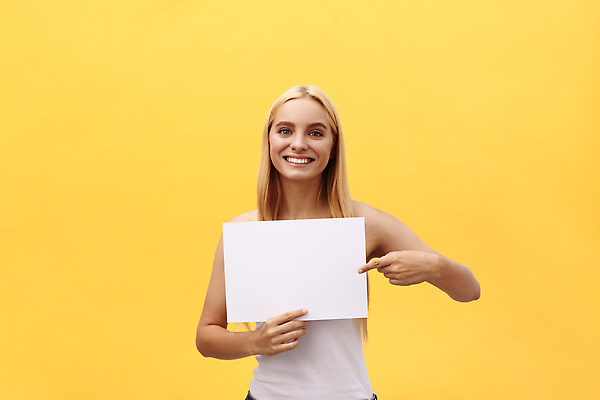 포토 JPG 해외이미지 여자 종이 백그라운드 한명 들기 상반신 성인 앞모습 노란색 성인여자한명만 카피스페이스 해외202310 해외포토 1 뷰포인트 컬러 모션 사람 공백 여자한명만 성인여자만 파일형식