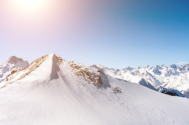 포토 JPG 해외이미지 백그라운드 겨울 하늘 산 파노라마 풍경 사람없음 파란색 태양 맑음 얼음 흰색 정상 산등성이 빙하 러시아 산봉우리 스카이라인 절정 수평선 산맥 해외202310 해외포토 자연요소 계절 유럽 컬러 날씨 촬영기법 봉우리 파일형식