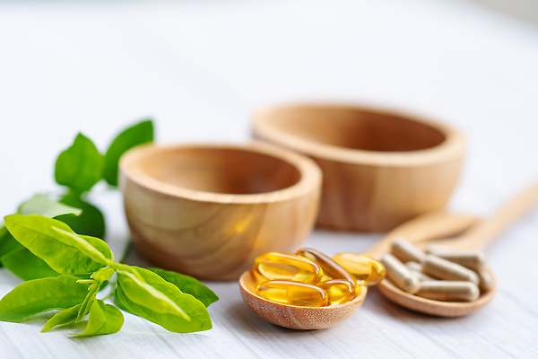 포토 JPG 해외이미지 그릇 건강 사람없음 알약 약 숟가락 허브 유기농 나무배경 해외202310 해외포토 식물 식기 웰빙 백그라운드 의학 수저 파일형식