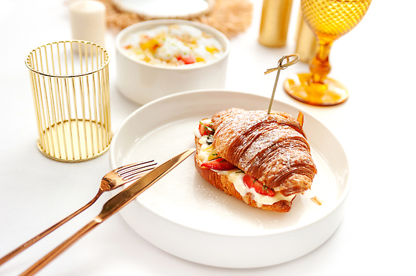 포토 JPG 해외이미지 접시 포크 잔 사람없음 꼬치 분위기 나이프 크루아상 플레이팅 해외202310 해외포토 식기 빵 컨셉 칼 상차림 파일형식