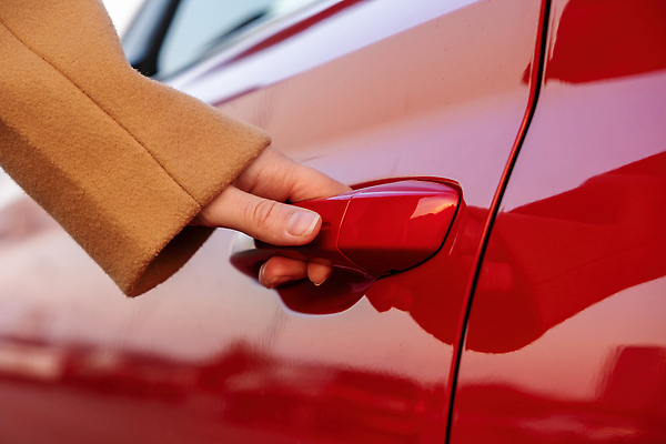 포토 JPG 해외이미지 직업 라이프스타일 손 비즈니스 손가락 교통시설 자동차 열쇠 손잡이 사람 사람없음 빨간색 전자제품 판매 문 펼침 잡기 비즈니스우먼 오픈 고급 땅 고객 딜러 멀리 소매 주인 보험 해외202310 해외포토 여자 육상교통 컬러 교통 컨셉 모션 생활 신체부위 직장인 시설 파일형식